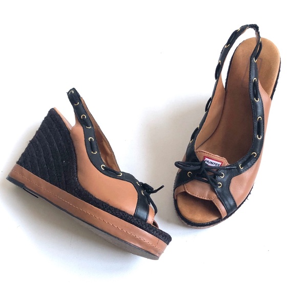 Hunter Shoes Hunter Tan And Black Abaco Wedge Sandals Poshmark